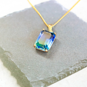スクエア型のグラデーションガラスのネックレス　ブルー×グリーン　ゴールド金具　16kgp