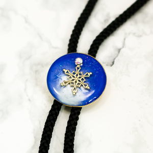 雪の結晶ループタイ　ブルー×ブルーホワイト　ゴールド金具
