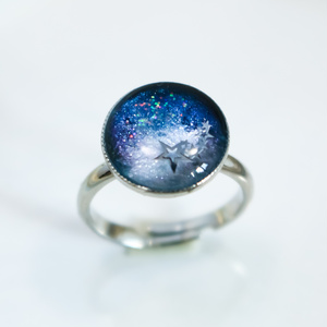 銀河を駆け巡る　流れ星のRing　ネイビーラメ×ホワイトパール　金具の色が選べます。