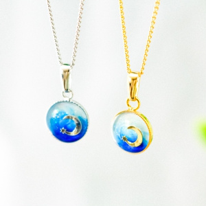 クレセントムーンのBLUEネックレス 　ホワイト×オーシャンブルー　金具の色が選べます