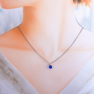 月と星のちいさなブルードロップネックレス　シルバー金具