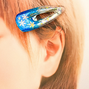 雪の結晶のヘアクリップ　シアンカラー　シルバー金具