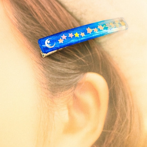 夜空に浮かぶ三日月のヘアクリップ　シアンブルー×クリア　シルバー金具