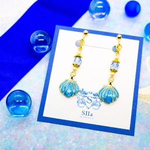 チェコガラスと青い貝殻のイヤリング　ゴールド金具　ピアス変更可能