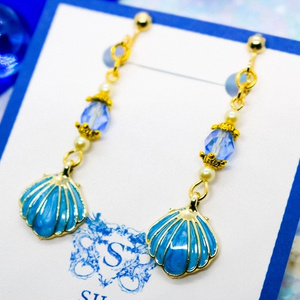 チェコガラスと青い貝殻のイヤリング　ゴールド金具　ピアス変更可能