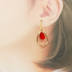 Teardrop のイヤリング　scarlet　ゴールド金具