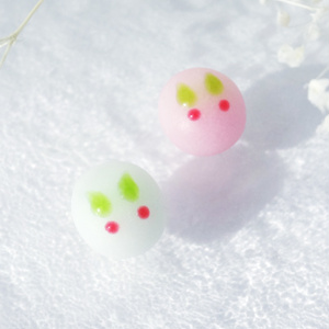 季節の和菓子【雪うさぎ】フェイク和菓子耳飾り