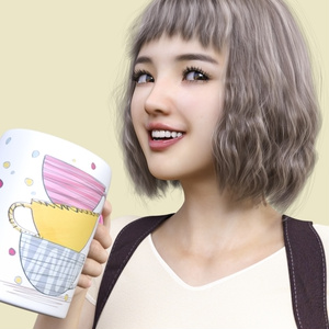 ウエーブヘアーの笑顔の女の子が大きなマグカップで飲み物を飲んでいる