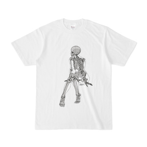骨格Tシャツ白（腰掛ける女性）