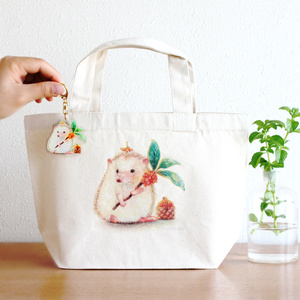 キャンバストートバッグ&キーホルダーSet|金木犀のお花を集めるハリネズミのむーくんデザイン