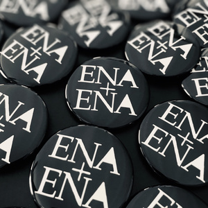 ENA+ENA ロゴデザイン缶バッジ クロ