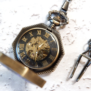 ☆星空と歯車と星の蓄光宇宙レジンオルゴナイトフローライト付き、懐中