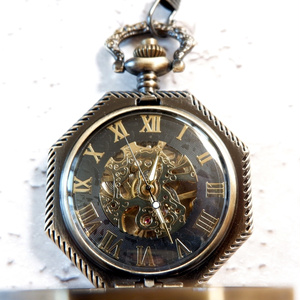 ☆星空と歯車と星の蓄光宇宙レジンオルゴナイトフローライト付き、懐中