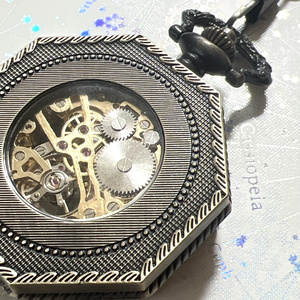 ☆星空と歯車と星の蓄光宇宙レジンオルゴナイトフローライト付き、懐中