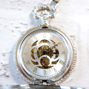 ☆星空と歯車と星の蓄光宇宙レジンオルゴナイトフローライト付きの懐中