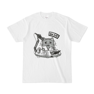 ラジオ収録をする猫Ｔシャツ