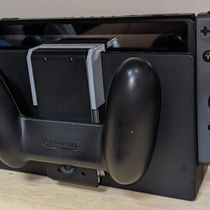 Nintendo SwitchのJoy-Conグリップをドックに付けるやつ