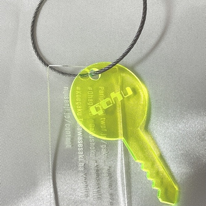 伏見ガクアクリルキーホルダー（カギ蛍光イエロー、札）