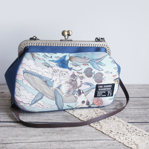 Clasp-closure shoulder bag * Cats and sea creatures