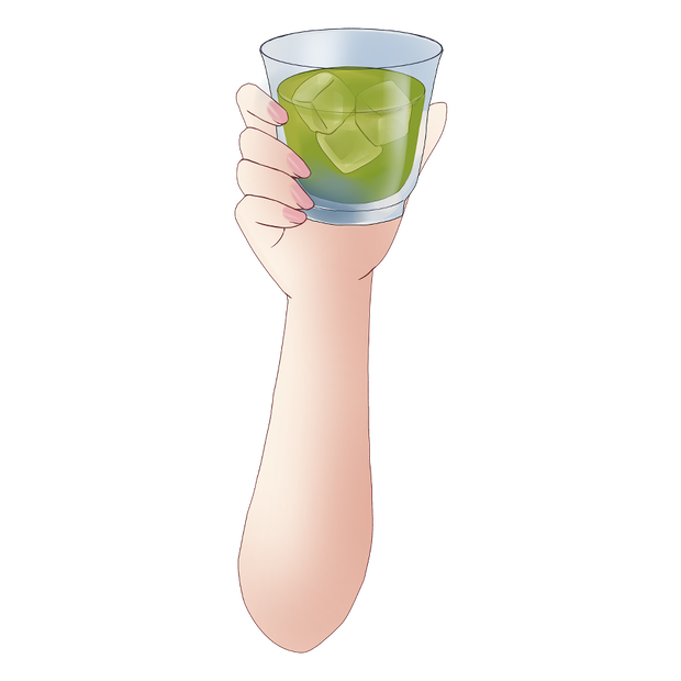 氷入りの緑茶を持つ手
