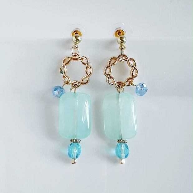 アクリルビーズとツイストフープの夏色おおぶりピアス/イヤリング ...