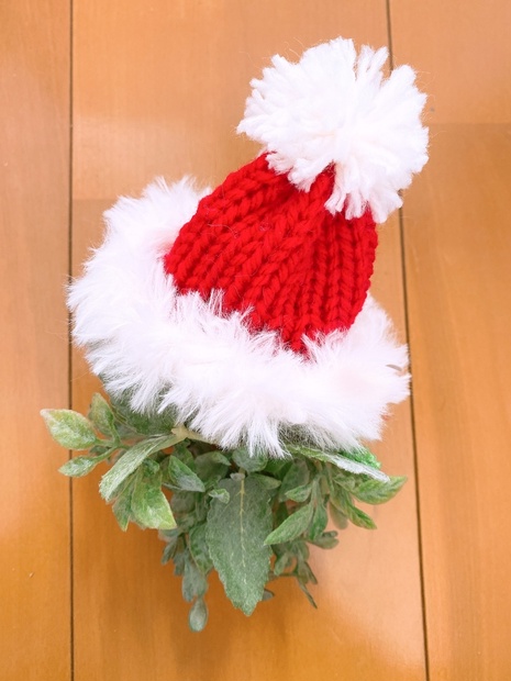 クリスマス　白いモフモフのついた赤い帽子のサンタさんのいる森のクリスマススワッグ