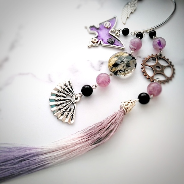 蝶々と歯車 和風レジン 扇子の個性派イヤーフック タッセルつき パープル きれいめ 117 くらつや Booth