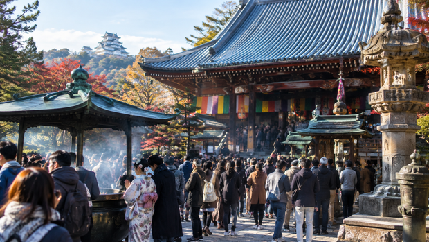 日本で参りをする若夫婦