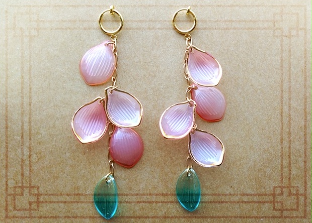 12 おしゃれカラフルオームさん×転写ビーズ　ピアスorイヤリング 12 おしゃれカラフルオームさん×転写ビーズピアスorイヤリング