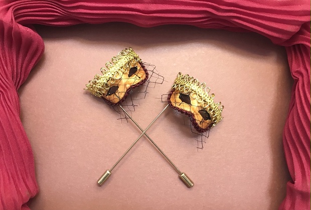 ヴェネツィアンマスクのピンブローチ人間用 金 Bebe Works Booth