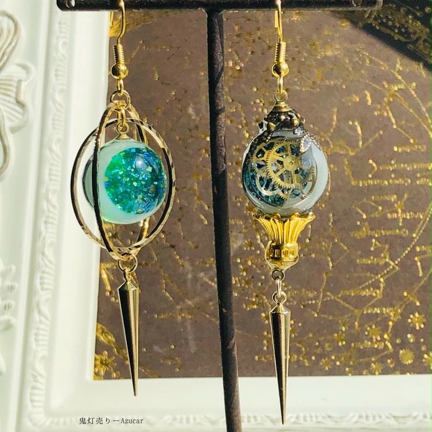 エメラルド天球儀と歯車三日月ランタンの蓄光ピアス　イヤリング☆ スチームパンク球体　宇宙　レジン メンズアクセサリーにも★