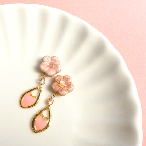 桜の雫 桜のチェコビーズとドロップレジンパーツのピアス/イヤリング ShellーHandmade Accessoriesー BOOTH