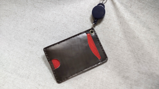 シンプルなレザーカードケース型紙