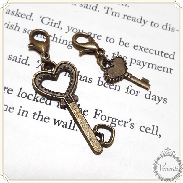アンティーク調ハートの鍵のミニチャーム キーホルダー Venerdi Store アンティークな鍵アクセと雑貨 Booth