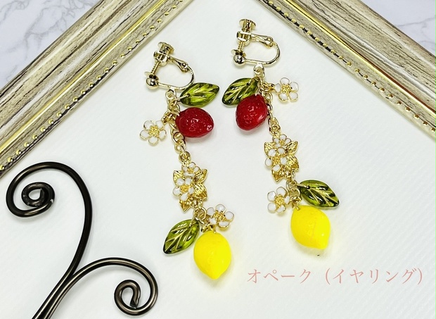 国内発送】 handmadeピアス☘︎︎苺レジン 桜餅カラー - アクセサリー