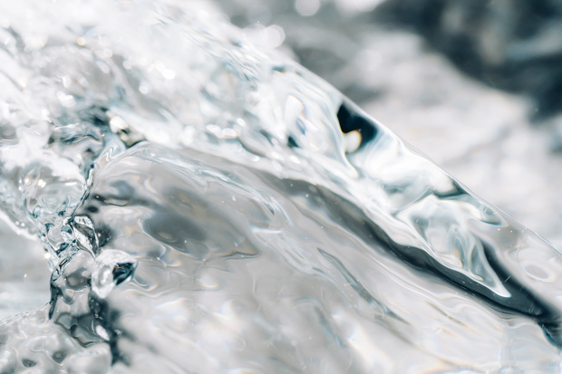 水面テクスチャ素材｜気泡と波紋の水面写真