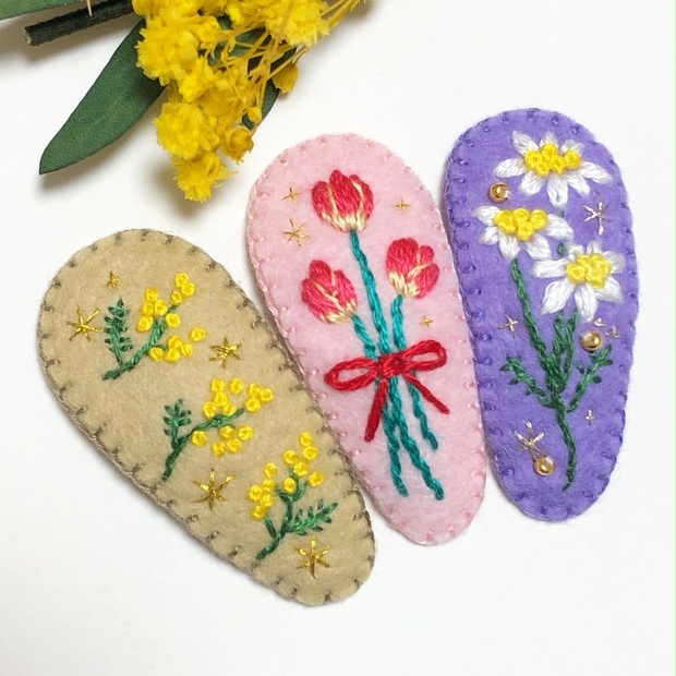 コスモスのパッチンピン フェルト ハンドメイド 刺繍 - ファッション/小物