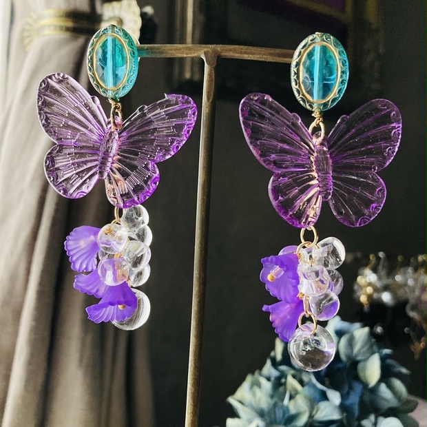 白と紫のお花、蝶々 ピアス イヤリング - ピアス
