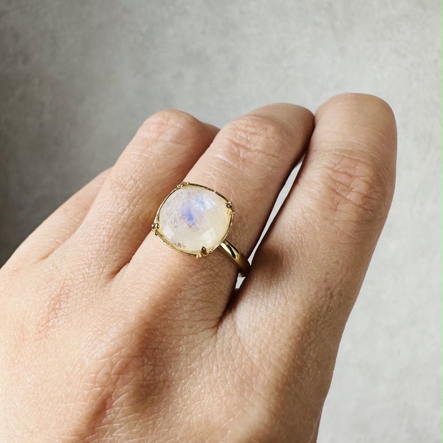 大特価◆4℃レインボームーンストーンリング（9号） 再入荷（9号）Man in the Moon レインボームーンストーン リング