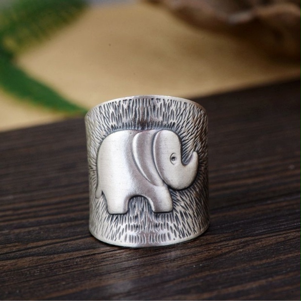 象モチーフのリング - 繊細な彫刻や細部までこだわった装飾を施す R222 ...