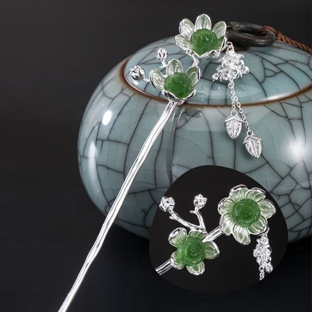 梅の花のかんざし - 梅の花びらが風に揺れる様子を思わせる K162 