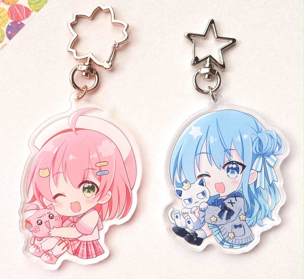 サツキ 公式 キーホルダー】五月七日くみんつままれキーホルダー [中二