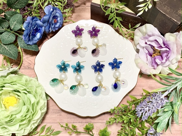 ダークカラーフラワーの花弁飾りピアス - Milk Crown+ - BOOTH