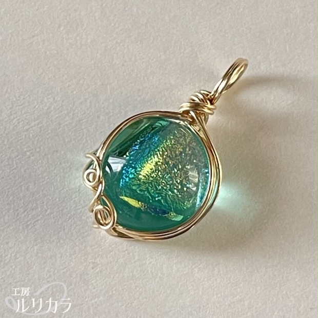 ガラス　緑×金色 フカネ巻き®︎ワイヤーラップペンダントトップ