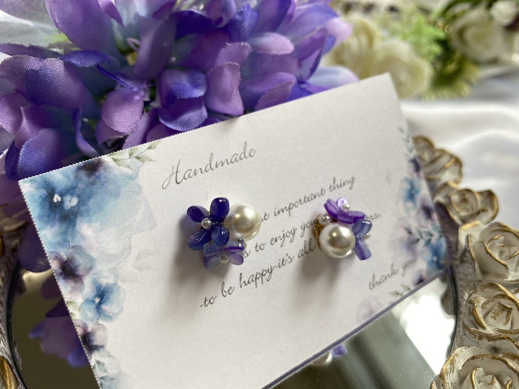 小花とパールの耳飾り