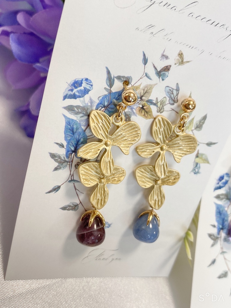 天然石とマットゴールドフラワーの耳飾り