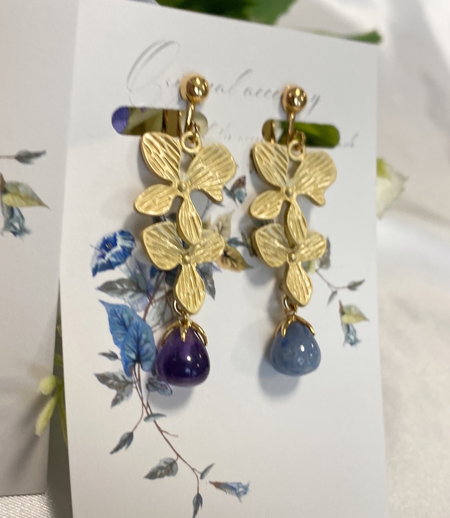 天然石とマットゴールドフラワーの耳飾り