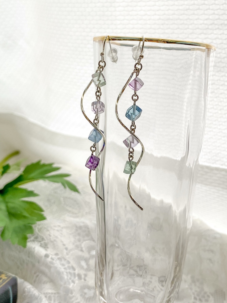 涼し気キューブフローライトのロング耳飾り