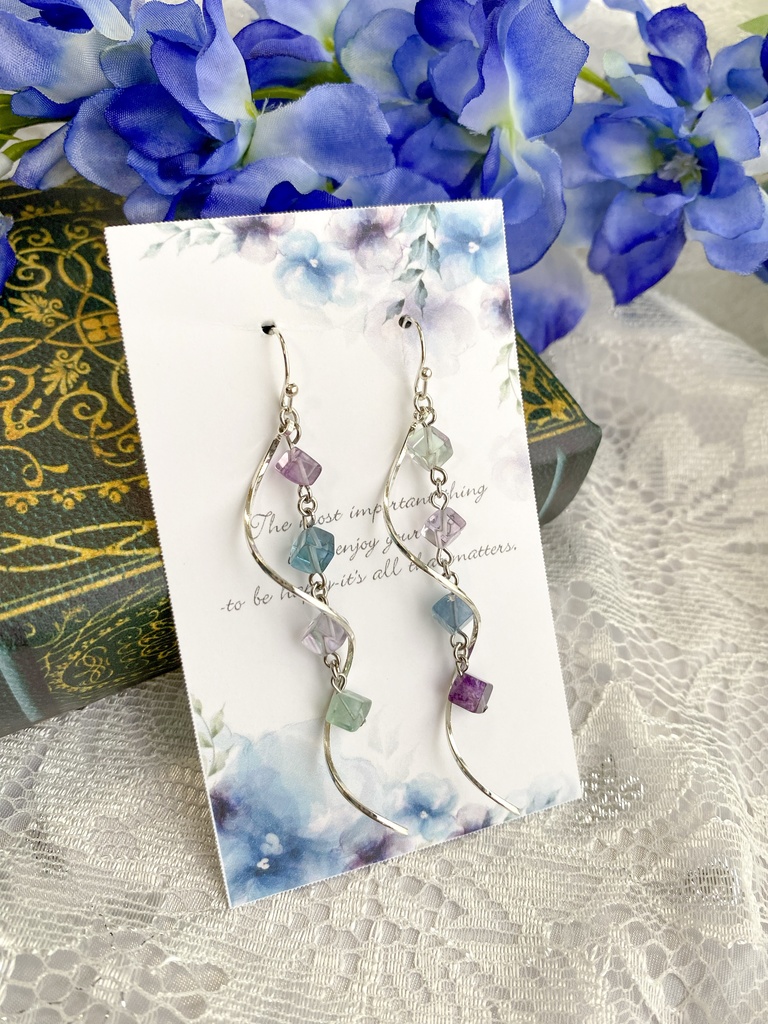 涼し気キューブフローライトのロング耳飾り