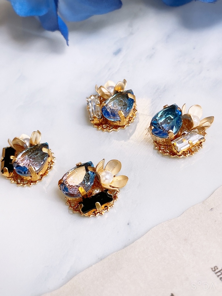 ゴールドフラワーとビジューの小さめ耳飾り❁﻿.